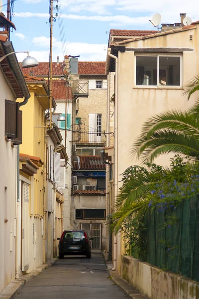 France, Cote d 'Azur, in October 2013. Типичные архитектурные детали старого французского города Антиб — стоковое фото