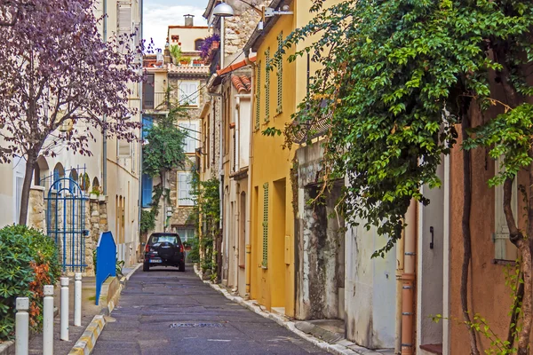 Francia, Costa Azzurra, ottobre 2013. Dettagli architettonici tipici dell'antica città francese di Antibes — Foto Stock