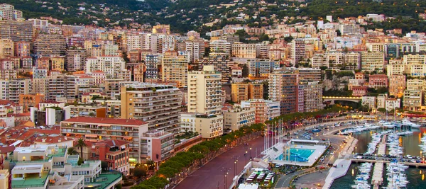 Furstendömet monaco. kvällen utsikt över hamnen och bostadsområde — Stockfoto