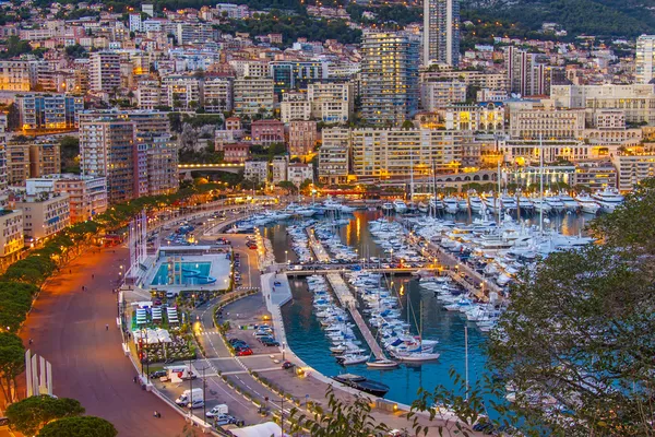 La Principauté de Monaco. Vue en soirée du port et du quartier résidentiel — Photo