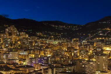 Monako. evler ve bay gece görünümü .