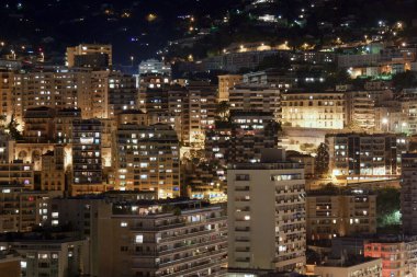 Monako. evler ve bay gece görünümü .