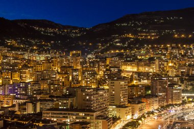 Monako. evler ve bay gece görünümü .