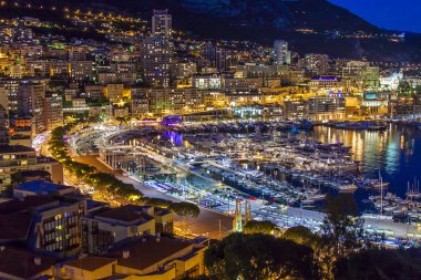 Monako. evler ve bay gece görünümü .