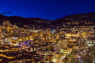 Monako. evler ve bay gece görünümü .