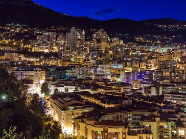 Monako. evler ve bay gece görünümü .