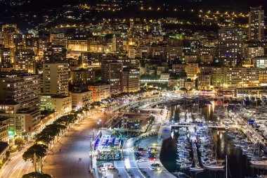 Monako. evler ve bay gece görünümü .