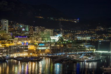 Monako. evler ve bay gece görünümü .