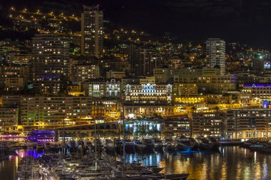 Monako. evler ve bay gece görünümü .