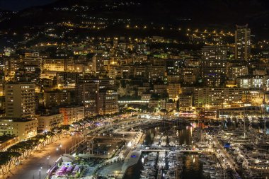 Monako. evler ve bay gece görünümü .