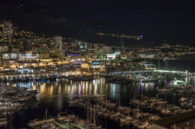 Monako. evler ve bay gece görünümü .