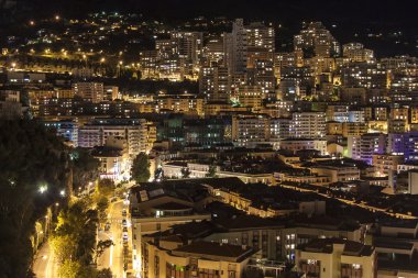 Monako. evler ve bay gece görünümü .