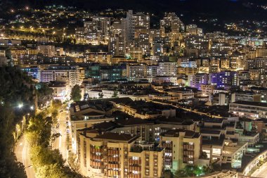 Monako. evler ve bay gece görünümü .