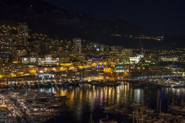Monako. evler ve bay gece görünümü .