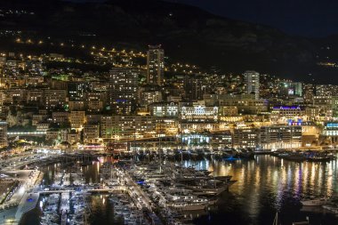 Monako. evler ve bay gece görünümü .