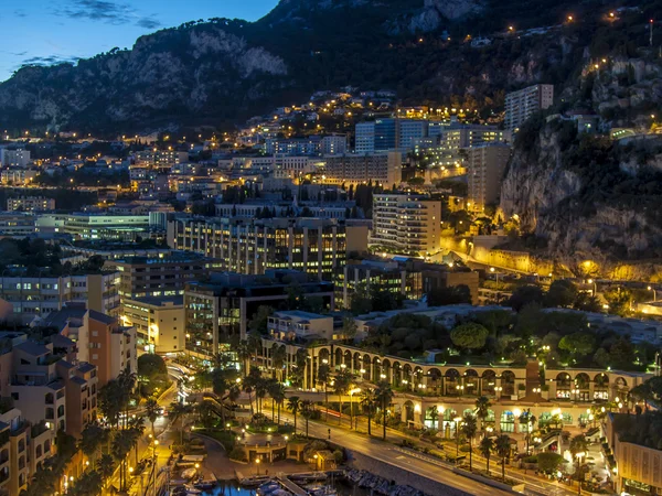 Монако. Ночной вид на дома и залив  . — стоковое фото