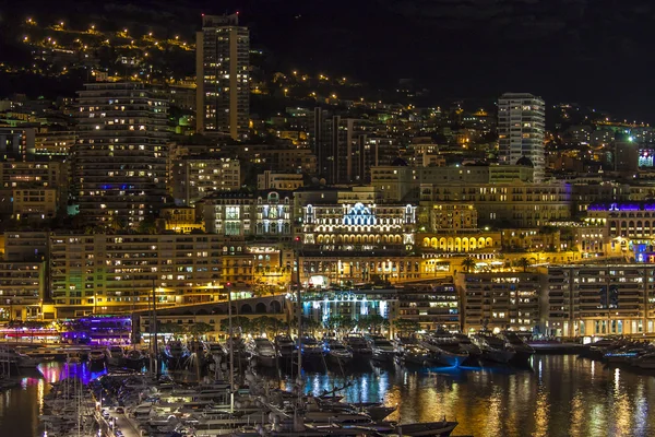 Mónaco. Vista nocturna de las casas y la bahía  . — Foto de Stock