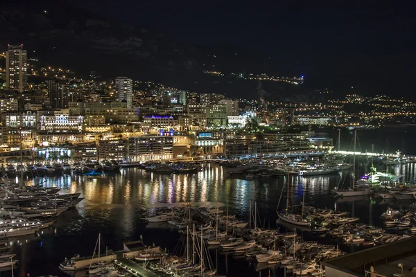 Monaco. natt syn på husen och viken . — Stockfoto