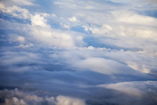 La vista dal finestrino di un aereo che vola sopra le nuvole. skyscape — Foto Stock