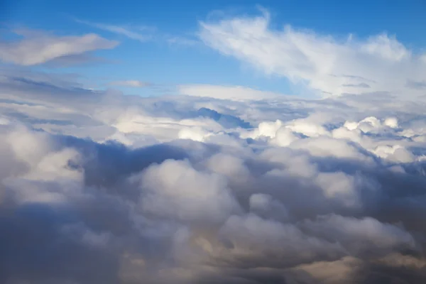 구름 위에 도착 하는 비행기의 창에서 보기. 마천루 — 스톡 사진