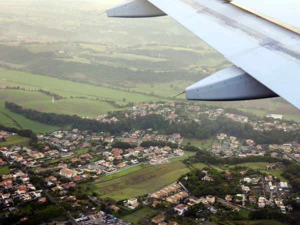 Der Blick aus dem Fenster eines über den Wolken fliegenden Flugzeugs. Himmelslandschaft — Stockfoto