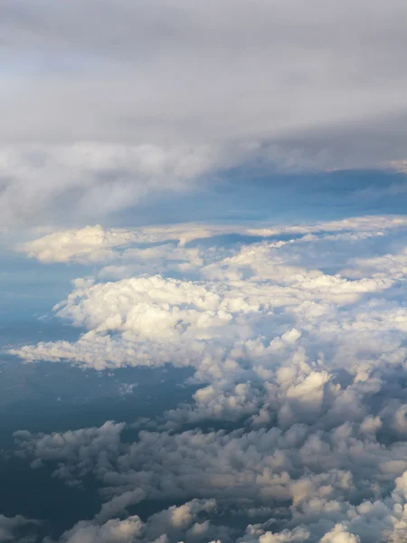 La vista dal finestrino di un aereo che vola sopra le nuvole. skyscape — Foto Stock