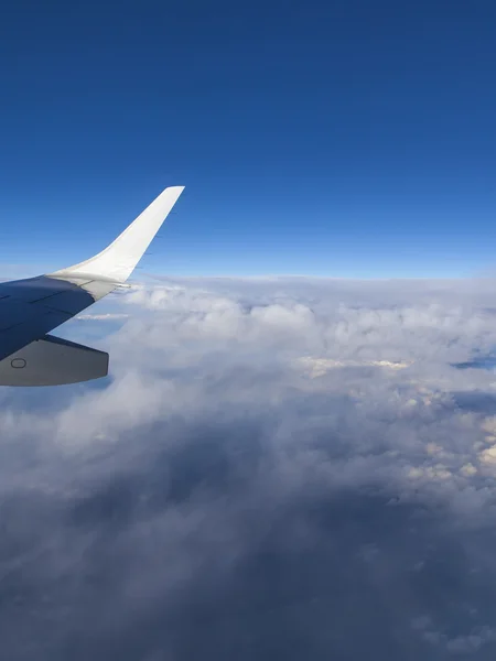 Вид з вікна літака, що летить над хмарами. пейзаж — стокове фото