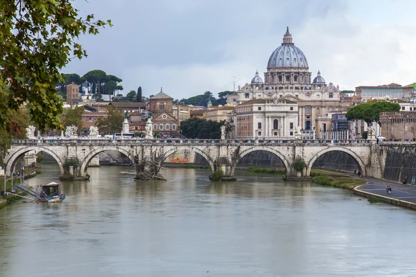 ローマ、イタリア。川テヴェレ川と聖ペテロのパノラマの景色 — ストック写真