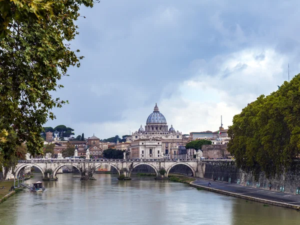 Roma, Itália. Vista panorâmica do rio Tibre e São Pedro — Fotografia de Stock