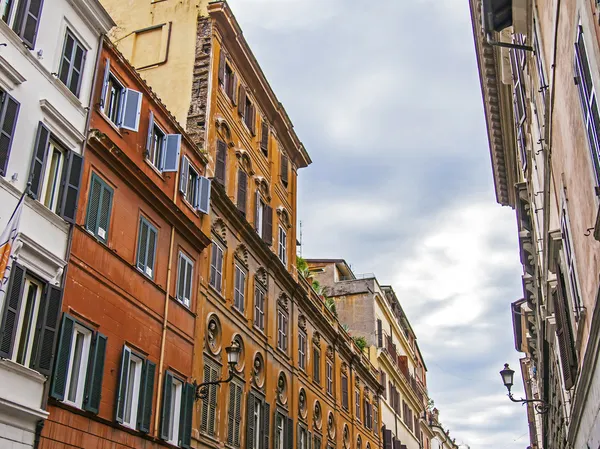 Roma, Italia. Detalles arquitectónicos típicos de los edificios de la ciudad histórica —  Fotos de Stock