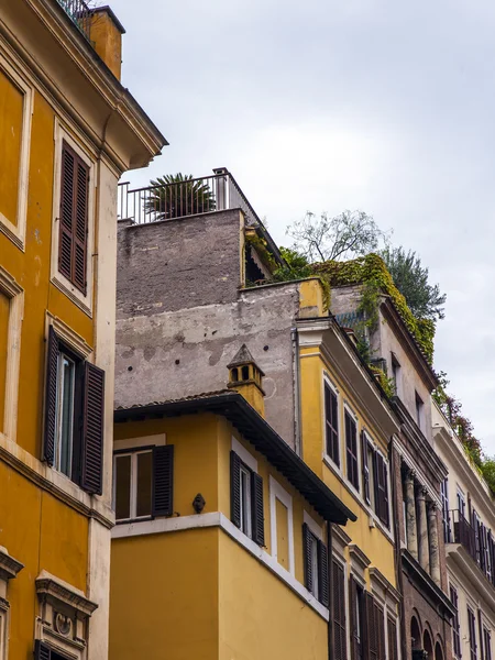 Roma, Italia. Detalles arquitectónicos típicos de los edificios de la ciudad histórica —  Fotos de Stock