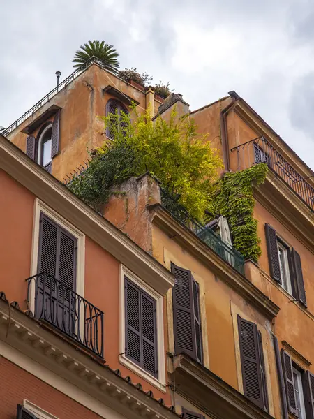 Rome, Italy. Typical architectural details of buildings in the historic city — Stock Photo, Image
