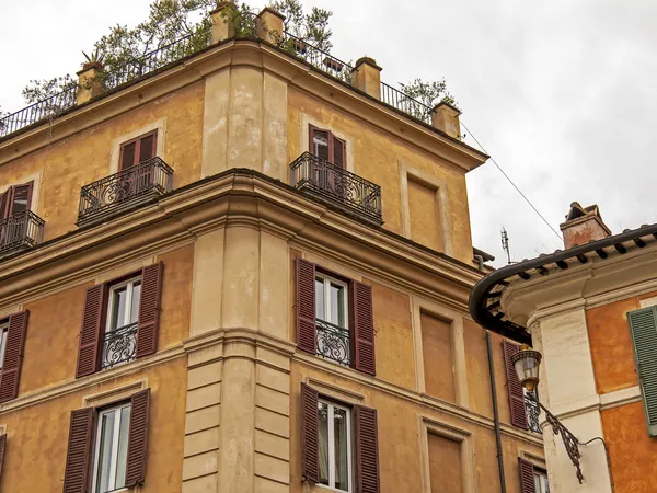 ローマ、イタリア。歴史的な都市の建物の典型的なアーキテクチャの詳細 — ストック写真