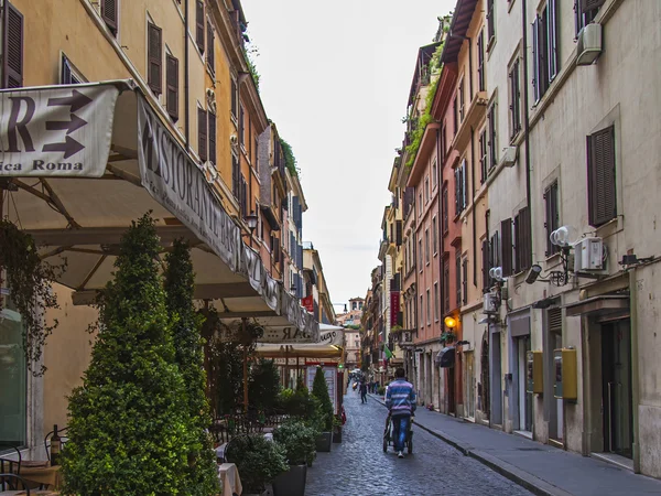 Roma, Italia. Detalles arquitectónicos típicos de los edificios de la ciudad histórica — Foto de Stock