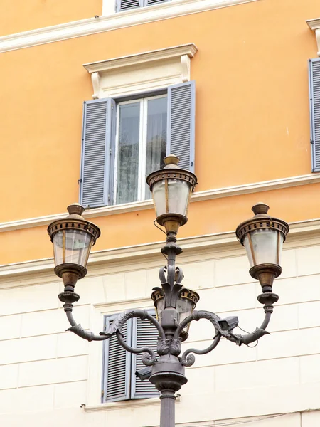 ローマ、イタリア。歴史的な都市の建物の典型的なアーキテクチャの詳細 — ストック写真