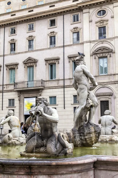 Roma, Italia. La famosa fuente en la Piazza Navona — Foto de Stock