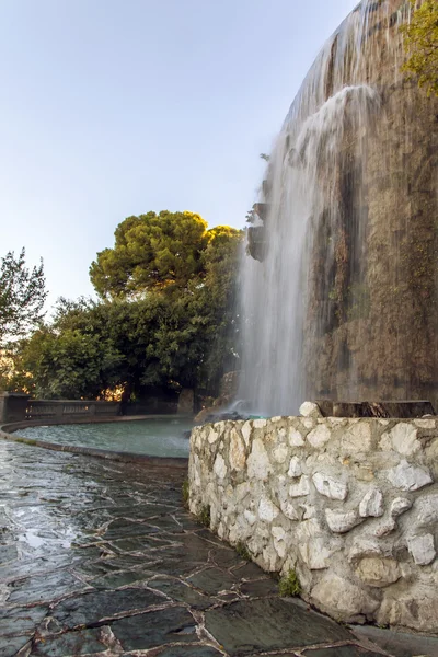Frankrijk, mooi. Kunstmatige waterval op de heuvel Chateau — Stockfoto