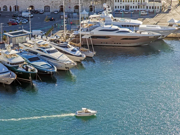 Francja, Nicea, 11 października 2013. Widok na zatokę i port miejski . — Zdjęcie stockowe