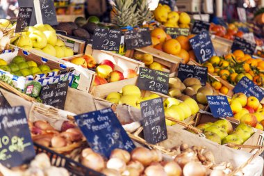 piyasa ahır üzerinde çeşitli meyve