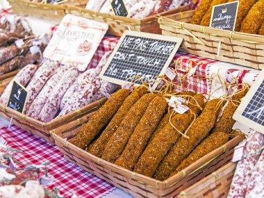 üstünde belgili tanımlık sayaç Shop sepet içinde sosis