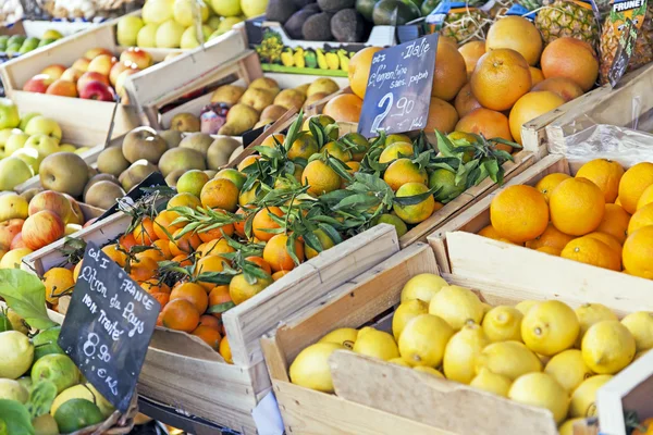 Olika frukter på ett marknadsstånd — Stockfoto