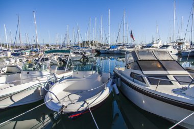 Fransa , Antibes, Ekim 12, 2013 . Yatlar ve şehrin limanında yansımaları .