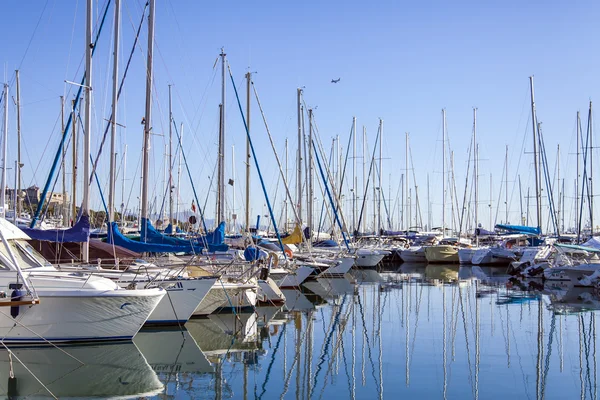 Frankrike, Antibes, 12 oktober, 2013. Yachter och deras reflektion i stadens hamn . — Stockfoto