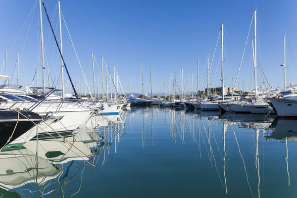 Francie, Antibes, 12. října 2013. Jachty a jejich odraz v městském přístavu . — Stock fotografie