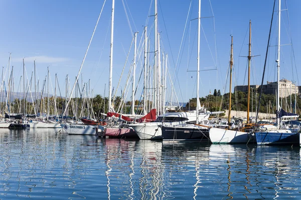 Francie, Antibes, 12. října 2013. Jachty a jejich odraz v městském přístavu . — Stock fotografie