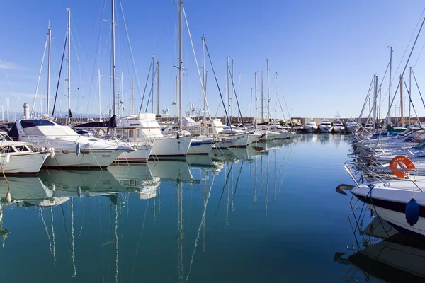 Francia, Antibes, 12 de octubre de 2013. Yates y su reflejo en el puerto de la ciudad  . —  Fotos de Stock