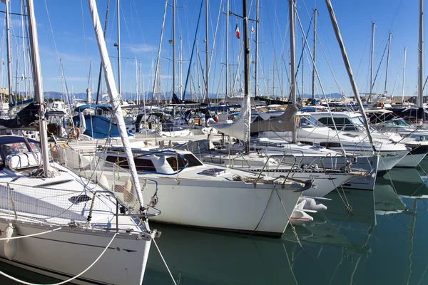 France, Antibes, 12 de outubro de 2013. Iates e seu reflexo no porto da cidade  . — Fotografia de Stock