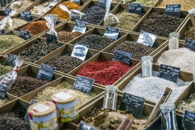 baharat Güney Pazar tezgahın üzerine çeşitli