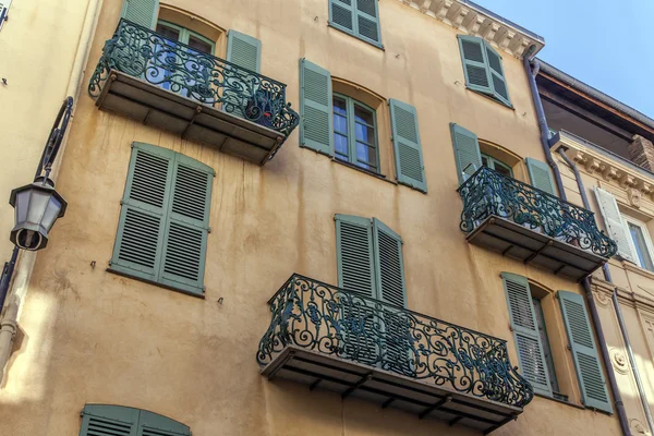 France , Antibes, October 2013 . Typical architectural details of city buildings — Stock Photo, Image