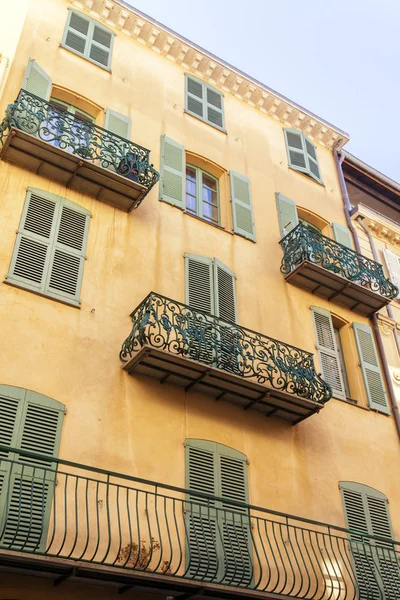 França, Antibes, outubro de 2013. Detalhes arquitetônicos típicos dos edifícios da cidade — Fotografia de Stock